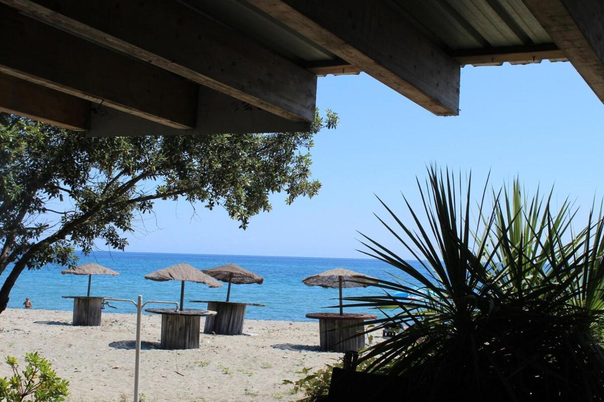 Bord de mer, pieds dans l'eau, vue panoramique Villa San-Nicolao Buitenkant foto